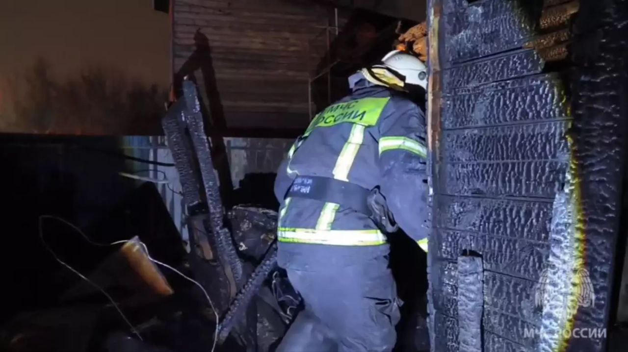 В ночь на субботу, 15 ноября, в Пензе в 1-м Суходольном проезде (Нахаловка) загорелся частный жилой дом площадью 120 кв. м. Сообщение о ЧП спасатели получили в 1:13