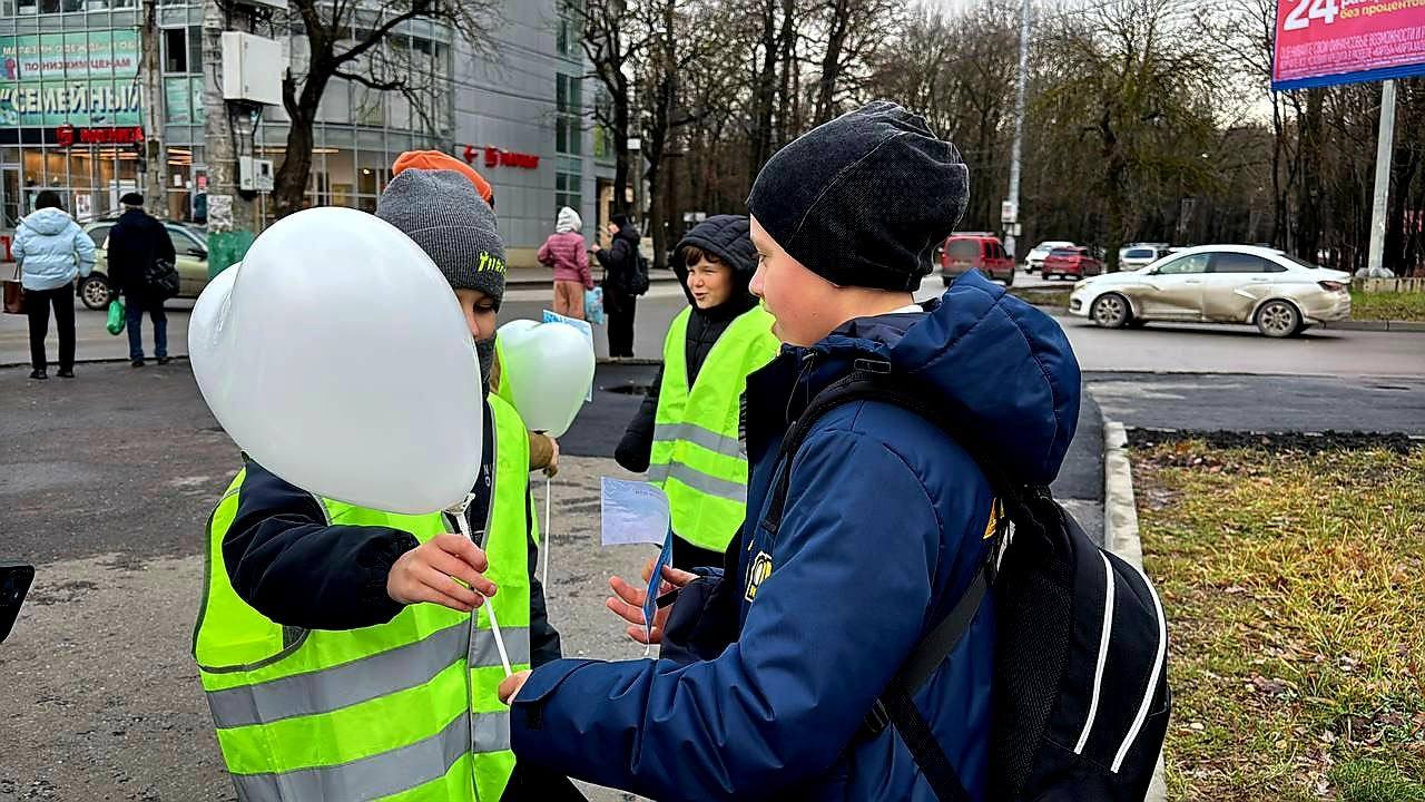 Сотрудники пензенской Госавтоинспекции совместно с отрядом ЮИД и Д(Ю)Ц "Спутник" провели профилактическую акциюприуроченную к Всемирному Дню Памяти жертв ДТП Сотрудники пензенской Госавтоинспекции совместно с отрядом ЮИД и Д(Ю)Ц "Спутник" провели профилактическую акциюприуроченную к Всемирному Дню Памяти жертв ДТП