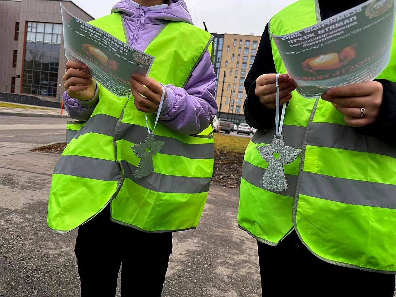 Сотрудники пензенской Госавтоинспекции совместно с отрядом ЮИД и Д(Ю)Ц "Спутник" провели профилактическую акциюприуроченную к Всемирному Дню Памяти жертв ДТП Сотрудники пензенской Госавтоинспекции совместно с отрядом ЮИД и Д(Ю)Ц "Спутник" провели профилактическую акциюприуроченную к Всемирному Дню Памяти жертв ДТП