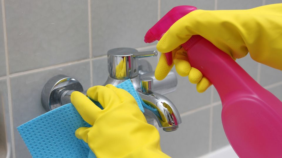 Уборка в ванной станет в несколько раз проще: используйте это средство