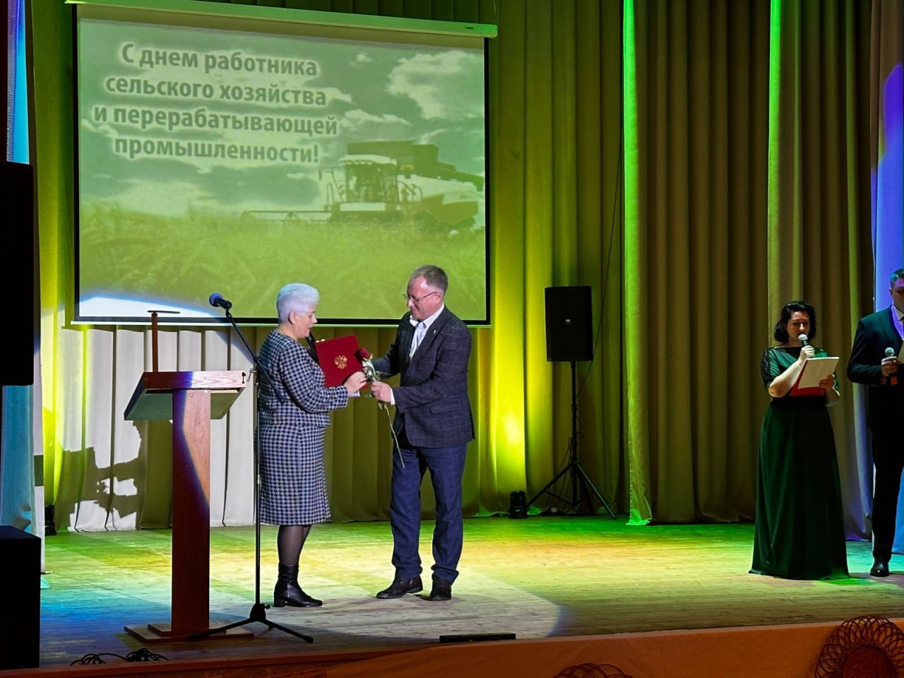 Людмила Глухова поблагодарила аграриев за профессионализм, трудолюбие и преданность делу Людмила Глухова поблагодарила аграриев за профессионализм, трудолюбие и преданность делу