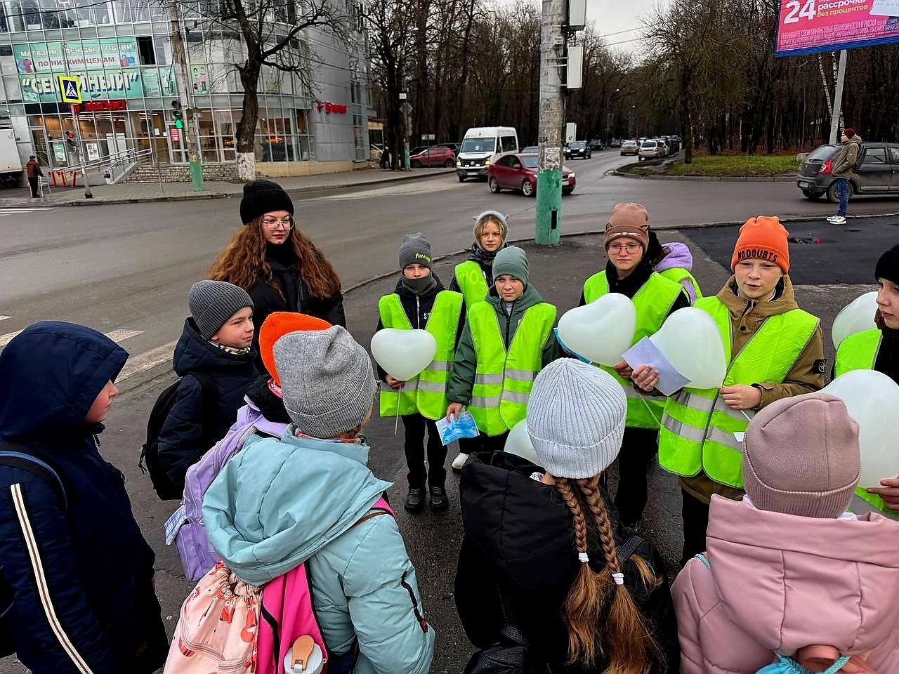 Сотрудники пензенской Госавтоинспекции совместно с отрядом ЮИД и Д(Ю)Ц "Спутник" провели профилактическую акциюприуроченную к Всемирному Дню Памяти жертв ДТП Сотрудники пензенской Госавтоинспекции совместно с отрядом ЮИД и Д(Ю)Ц "Спутник" провели профилактическую акциюприуроченную к Всемирному Дню Памяти жертв ДТП