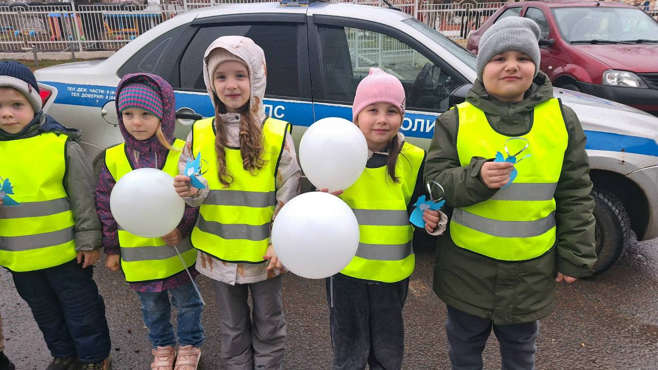 В День памяти жертв дорожно-транспортных происшествий в городе Каменка прошла профилактическая акция «Ангел памяти!»