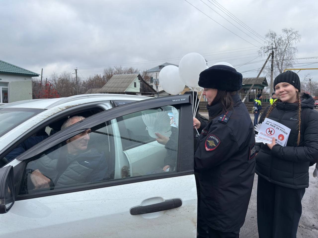Сотрудники Госавтоинспекции Тамалинского района в День памяти жертв ДТП совместного с членами отряда ЮИД проведели акцю «Белый голубь» Сотрудники Госавтоинспекции Тамалинского района в День памяти жертв ДТП совместного с членами отряда ЮИД проведели акцю «Белый голубь»