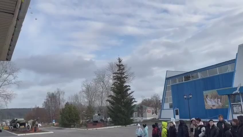 В школе села Лопатино, юные инспектора движения выпустили белые шары, почтив память жертв автомобильных аварий