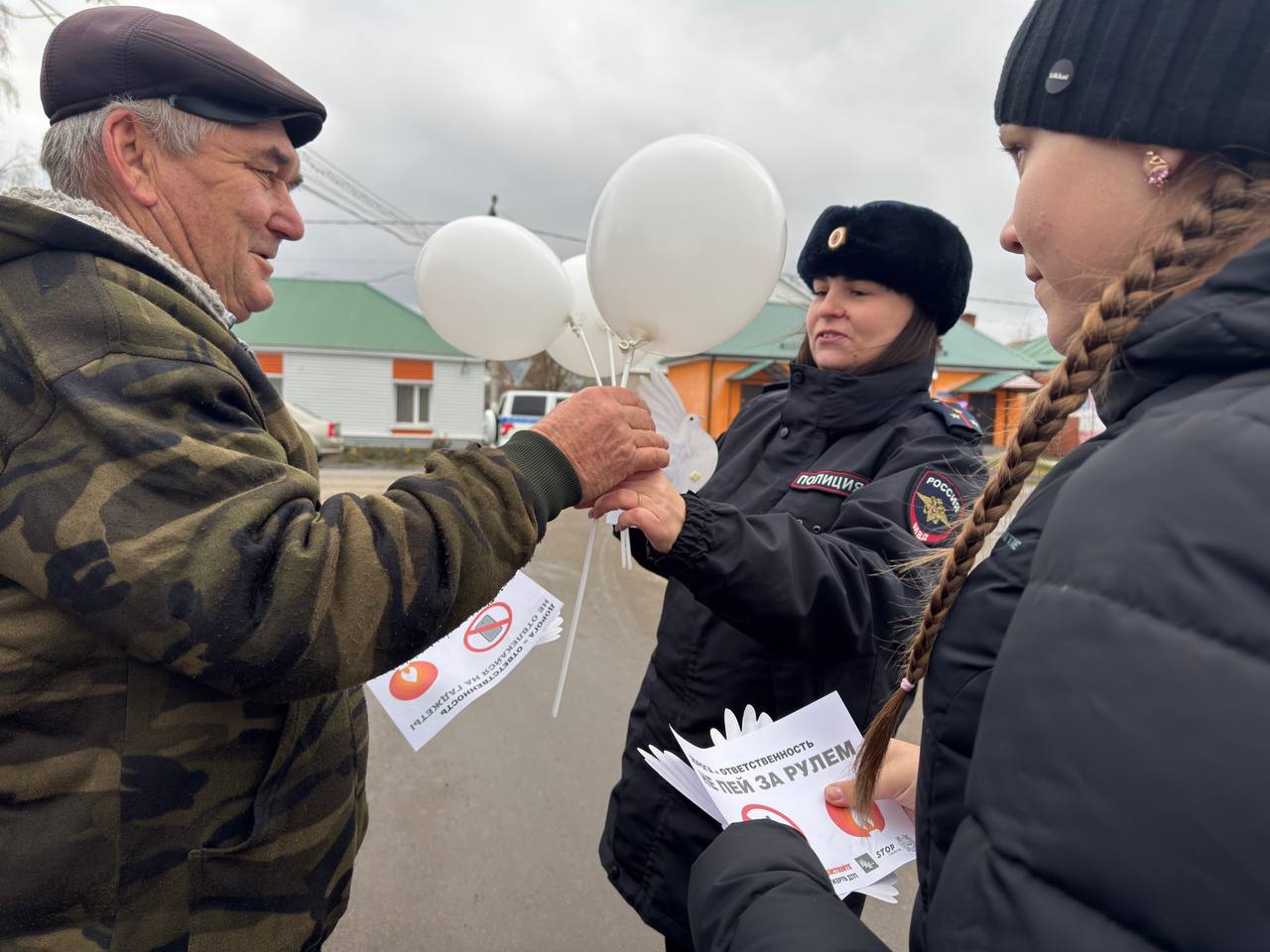 Сотрудники Госавтоинспекции Тамалинского района в День памяти жертв ДТП совместного с членами отряда ЮИД проведели акцю «Белый голубь» Сотрудники Госавтоинспекции Тамалинского района в День памяти жертв ДТП совместного с членами отряда ЮИД проведели акцю «Белый голубь»