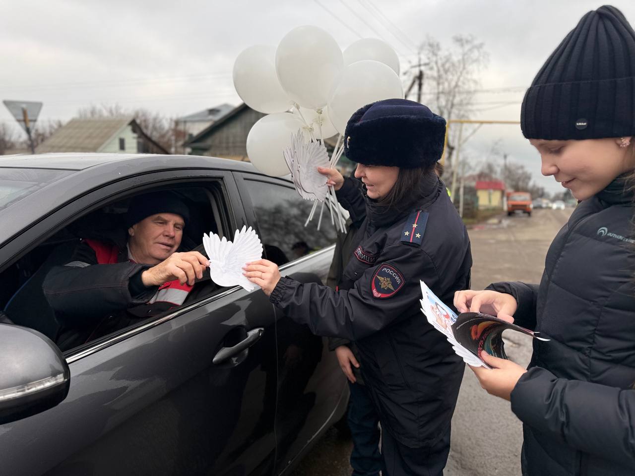 Сотрудники Госавтоинспекции Тамалинского района в День памяти жертв ДТП совместного с членами отряда ЮИД проведели акцю «Белый голубь» Сотрудники Госавтоинспекции Тамалинского района в День памяти жертв ДТП совместного с членами отряда ЮИД проведели акцю «Белый голубь»