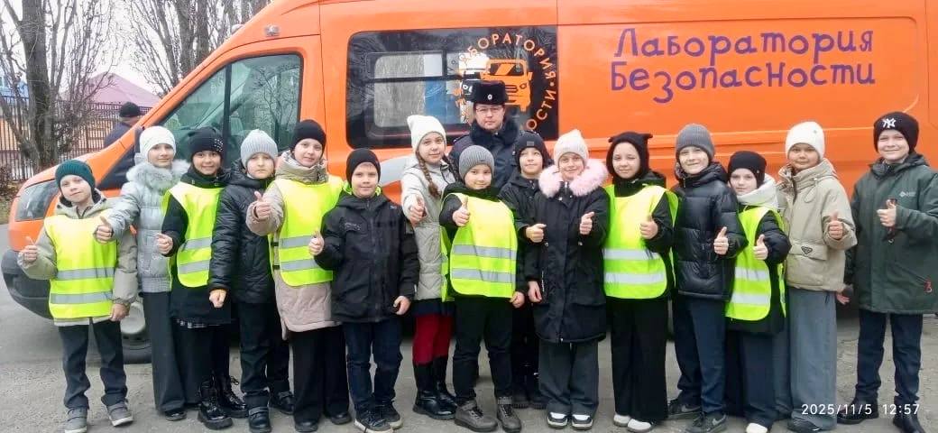 Сотрудники Госавтоинспекции города Кузнецк совместно с педагогами «Лаборатория безопасности» посетили школьников Сотрудники Госавтоинспекции города Кузнецк совместно с педагогами «Лаборатория безопасности» посетили школьников