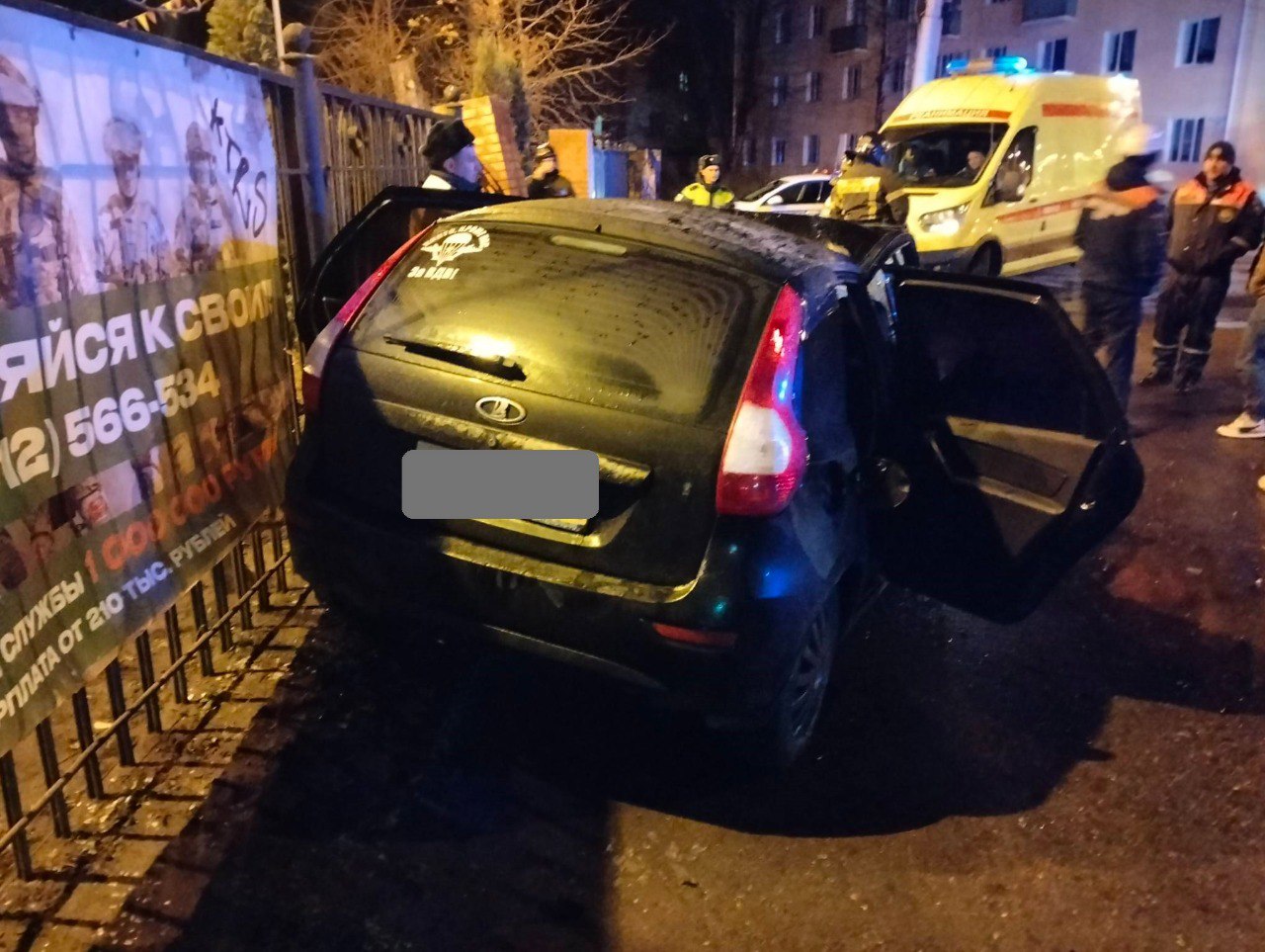 В ночь на воскресенье, 16 ноября, в Пензе на улице Циолковского «Лада» врезалась в ограждение Комсомольского парка