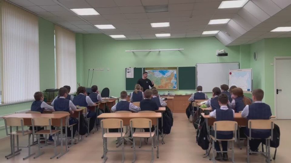 Волонтёры Зелёной дружины провели экологический урок в средней школе №38 им. Б.Ф. Зубкова. Это стало началом регулярных экологических занятий в школах Пензы!