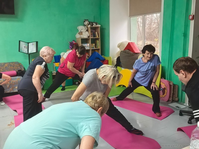 Пенсионеры укрепляют здоровье на занятиях по суставной гимнастике Пенсионеры укрепляют здоровье на занятиях по суставной гимнастике