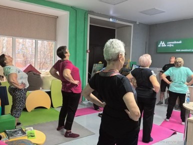 Пенсионеры укрепляют здоровье на занятиях по суставной гимнастике