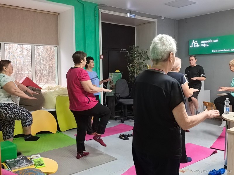 Пенсионеры укрепляют здоровье на занятиях по суставной гимнастике Пенсионеры укрепляют здоровье на занятиях по суставной гимнастике