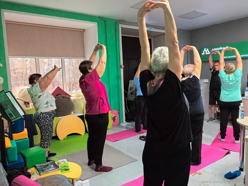 Пенсионеры укрепляют здоровье на занятиях по суставной гимнастике Пенсионеры укрепляют здоровье на занятиях по суставной гимнастике
