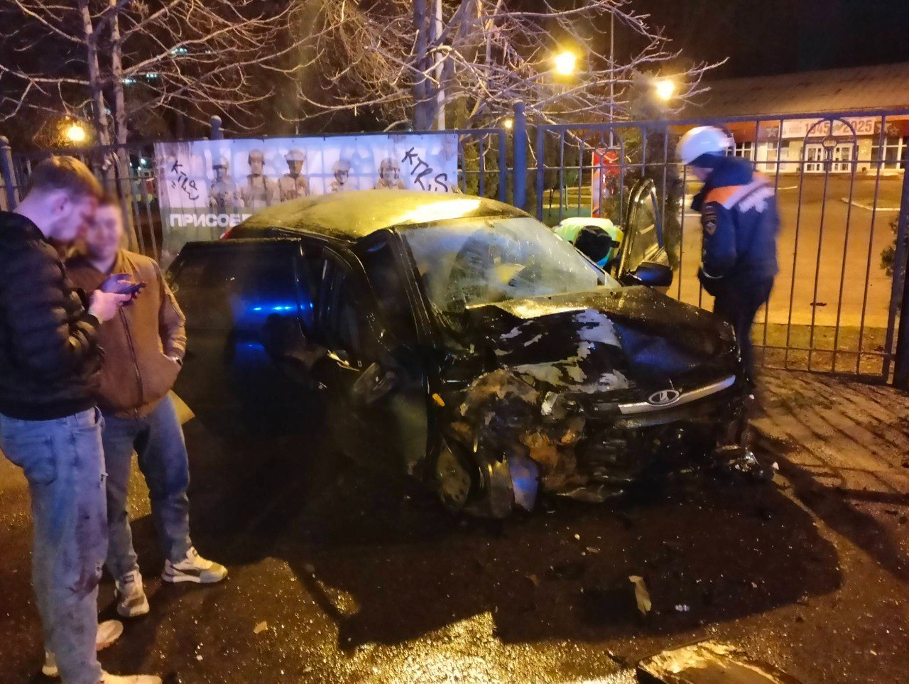 В ночь на воскресенье, 16 ноября, в Пензе на улице Циолковского «Лада» врезалась в ограждение Комсомольского парка В ночь на воскресенье, 16 ноября, в Пензе на улице Циолковского «Лада» врезалась в ограждение Комсомольского парка