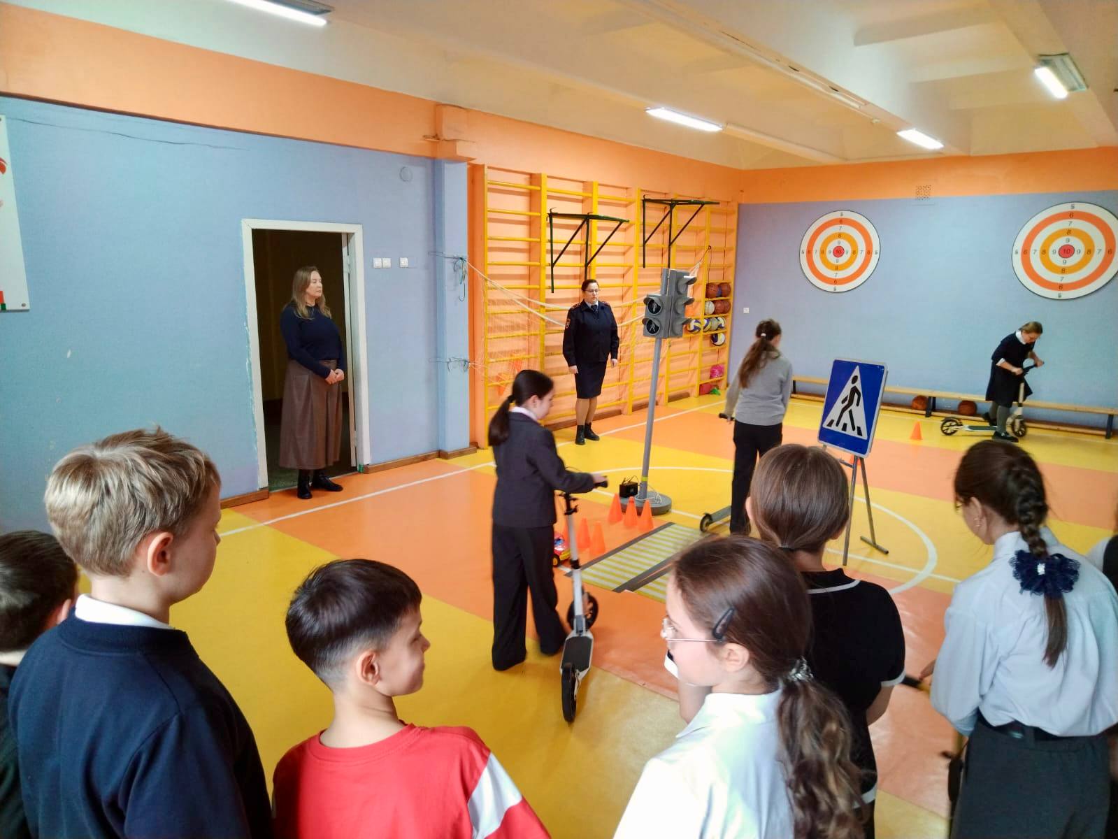 Сотрудники Госавтоинспекции города Кузнецк совместно с педагогами «Лаборатория безопасности» посетили школьников Сотрудники Госавтоинспекции города Кузнецк совместно с педагогами «Лаборатория безопасности» посетили школьников