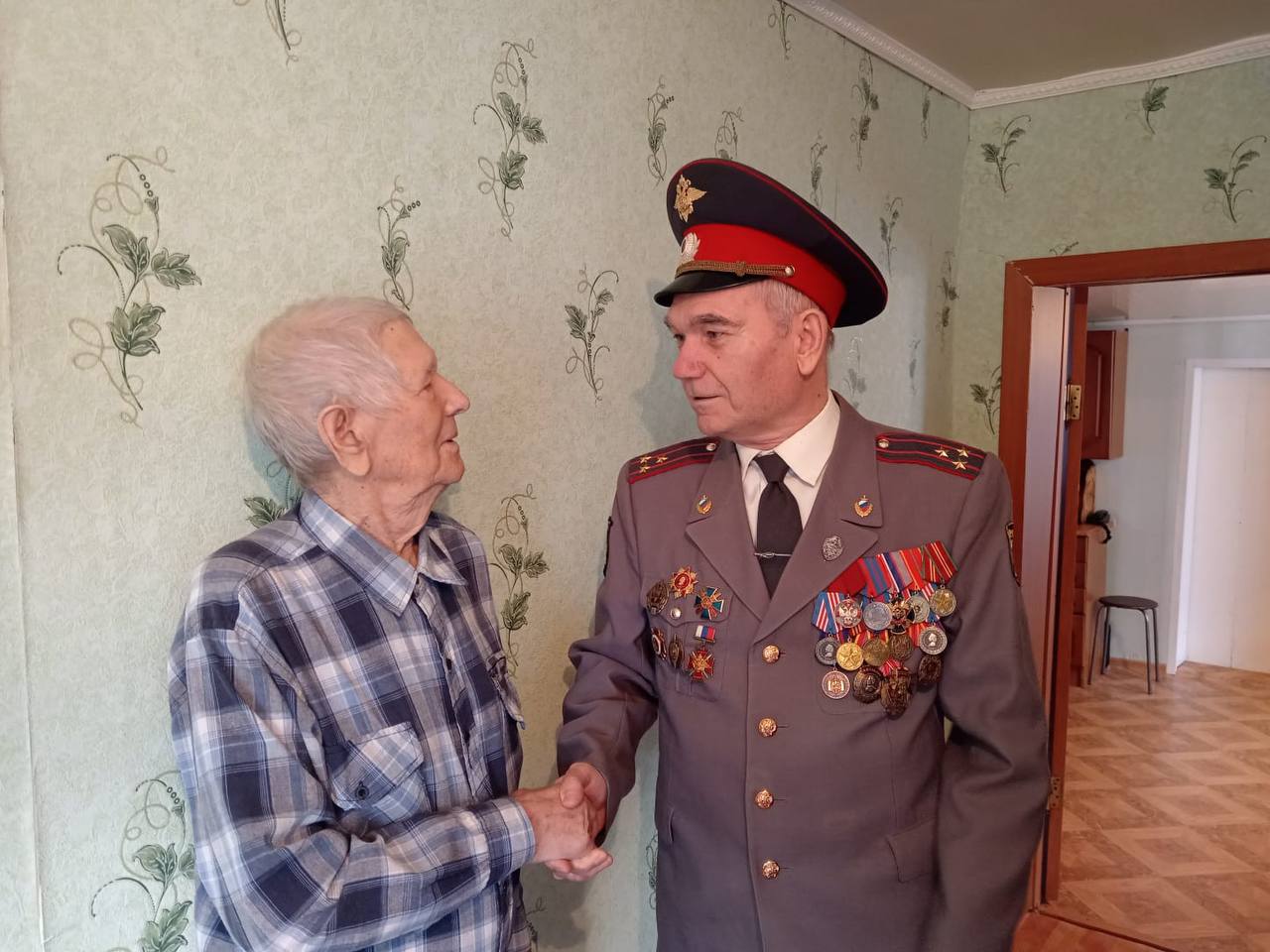 95 В Пензенской области поздравили с 95-летием ветерана органов внутренних дел 95 В Пензенской области поздравили с 95-летием ветерана органов внутренних дел