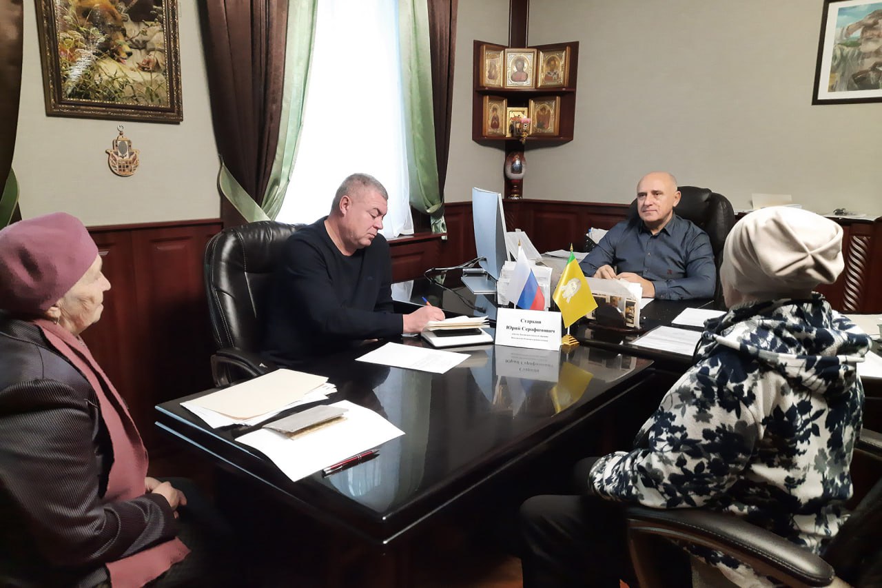 Юрий Старкин принял в работу обращения избирателей Юрий Старкин принял в работу обращения избирателей