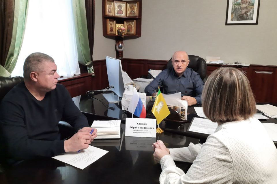 Юрий Старкин принял в работу обращения избирателей