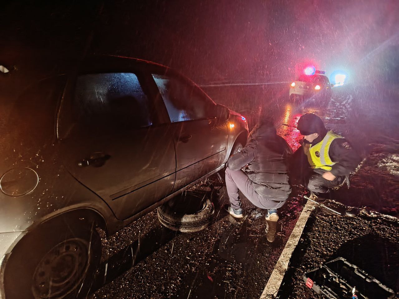 Сотрудники Госавтоинспекции Пензенской области продолжают оказывать помощь автомобилистам, попавшим в сложную ситуацию на дорогах