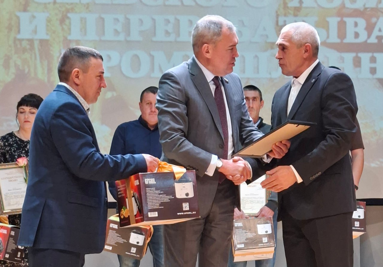 Ильдар Акчурин поздравил работников сельского хозяйства Неверкинского района Ильдар Акчурин поздравил работников сельского хозяйства Неверкинского района