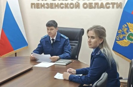 Первый заместитель прокурора области Александр Лейзенберг в режиме видеоконференцсвязи провел личный прием жителей Вадинского района и поручил прокурору Вадинского района Кристине Петровичевой провести проверки по...