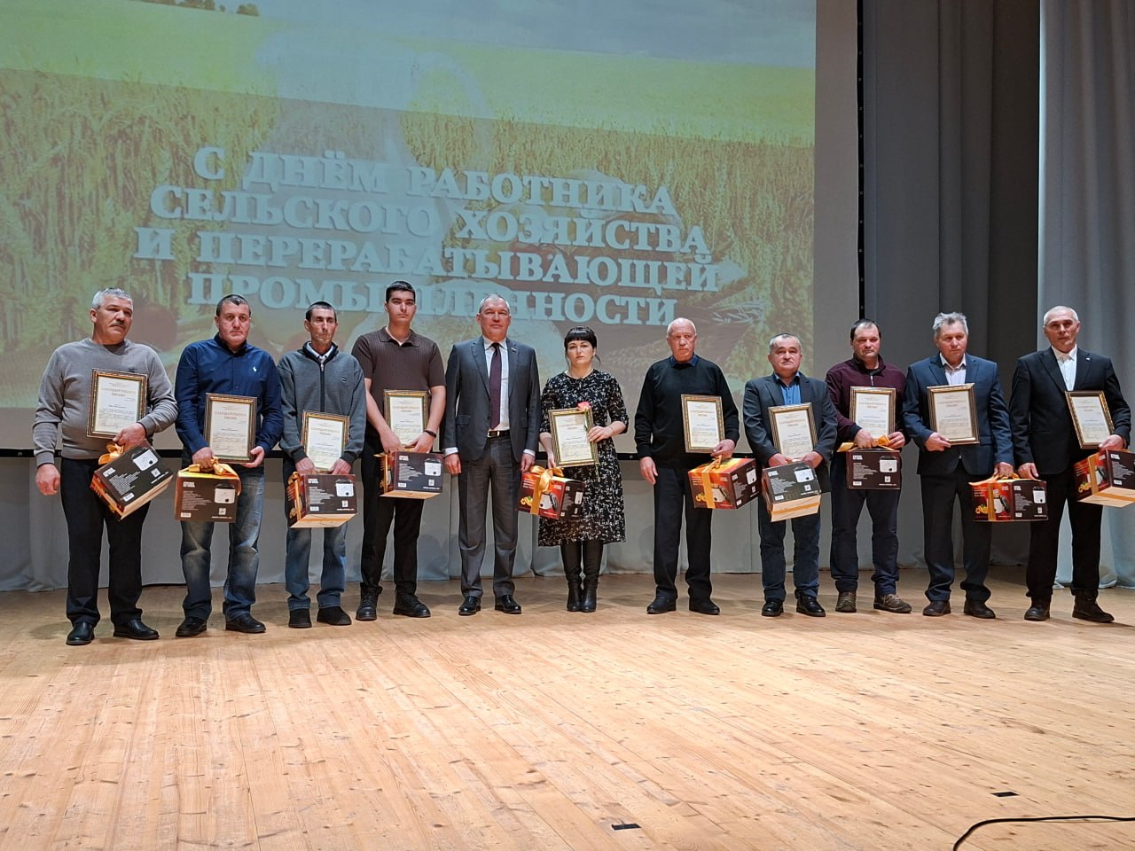 Ильдар Акчурин поздравил работников сельского хозяйства Неверкинского района Ильдар Акчурин поздравил работников сельского хозяйства Неверкинского района