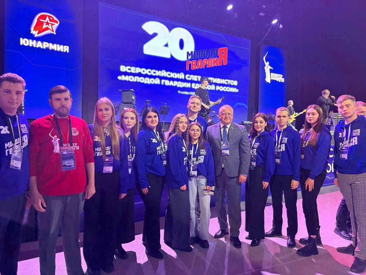 Олег Мельниченко: Работе Пензенского регионального отделения «Молодой Гвардии Единой России» дал высокую оценку председатель партии Дмитрий Анатольевич Медведев, вручив на всероссийском слете активистов МГЕР благодарственное... Олег Мельниченко: Работе Пензенского регионального отделения «Молодой Гвардии Единой России» дал высокую оценку председатель партии Дмитрий Анатольевич Медведев, вручив на всероссийском слете активистов МГЕР благодарственное...