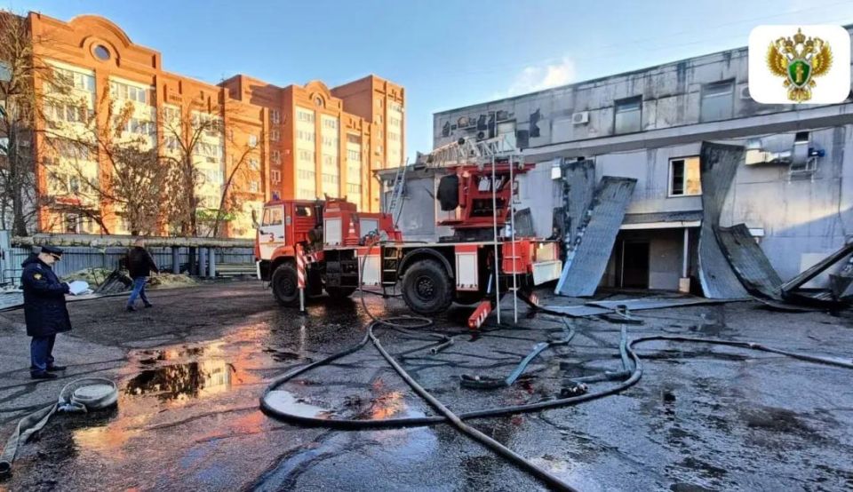 Кровля сгорела в торговом центре на улице Калинина в Пензе