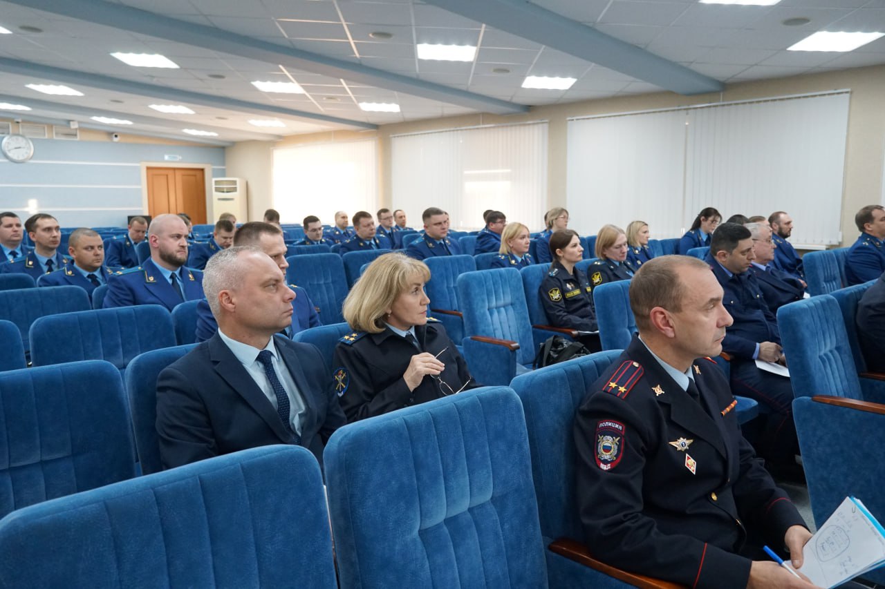 Под председательством прокурора региона Дмитрия Горшкова в прокуратуре области состоялось координационное совещание руководителей правоохранительных органов по вопросам соблюдения конституционных прав граждан на досудебной... Под председательством прокурора региона Дмитрия Горшкова в прокуратуре области состоялось координационное совещание руководителей правоохранительных органов по вопросам соблюдения конституционных прав граждан на досудебной...