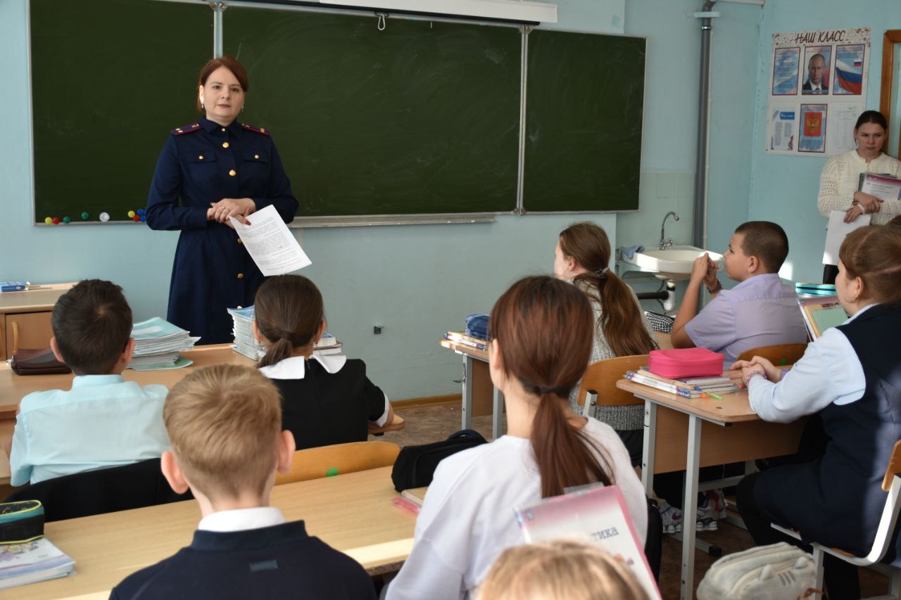 К Всероссийскому дню правовой помощи детям и Всемирному дню ребенка сотрудники следственного управления провели классные часы в образовательных учреждениях