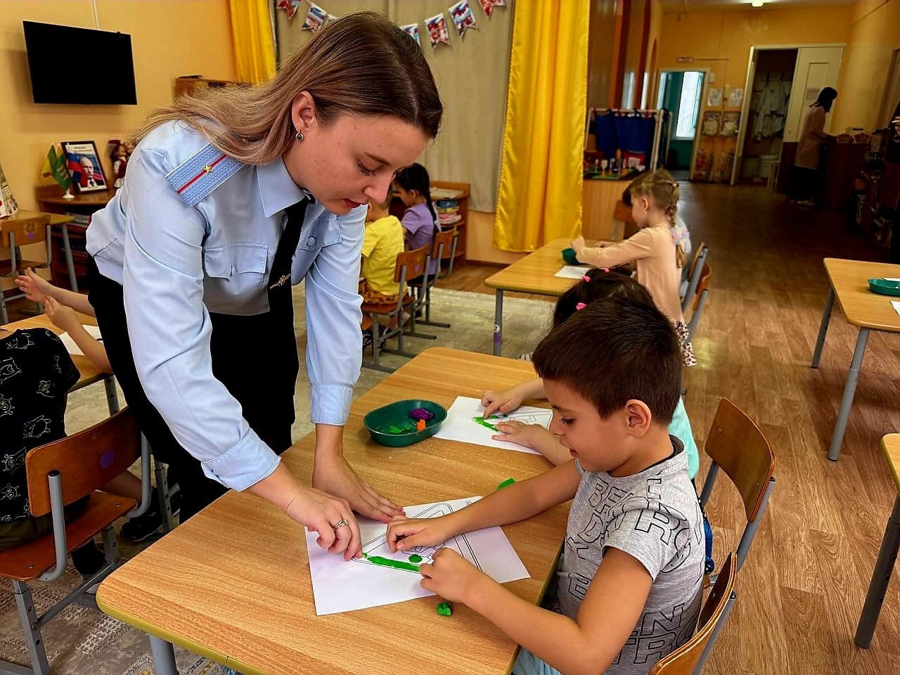 Пензенские автоинспекторы совместно с дошкольниками провели творческое занятие по изготовлению дорожных знаков Пензенские автоинспекторы совместно с дошкольниками провели творческое занятие по изготовлению дорожных знаков