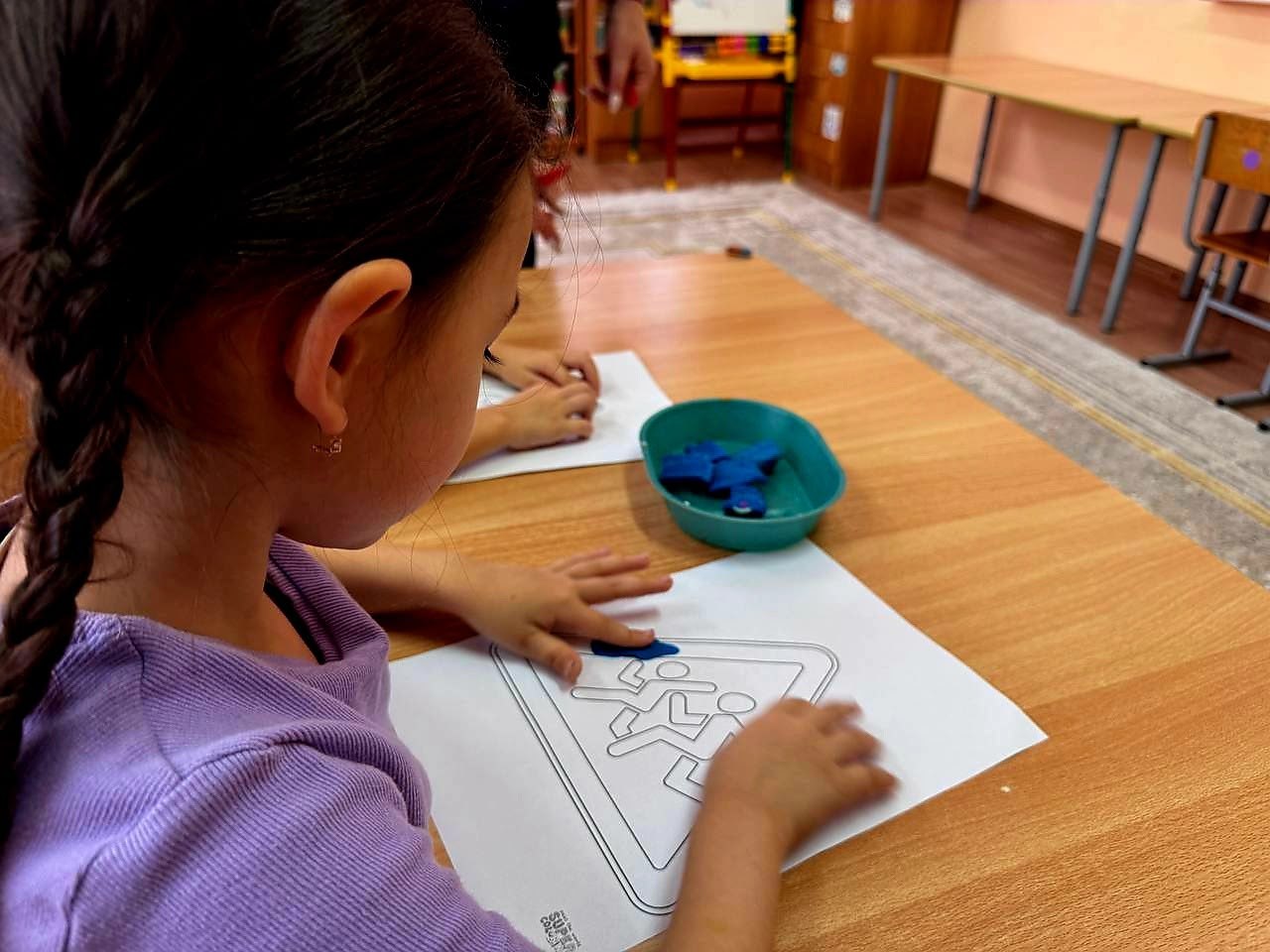 Пензенские автоинспекторы совместно с дошкольниками провели творческое занятие по изготовлению дорожных знаков Пензенские автоинспекторы совместно с дошкольниками провели творческое занятие по изготовлению дорожных знаков