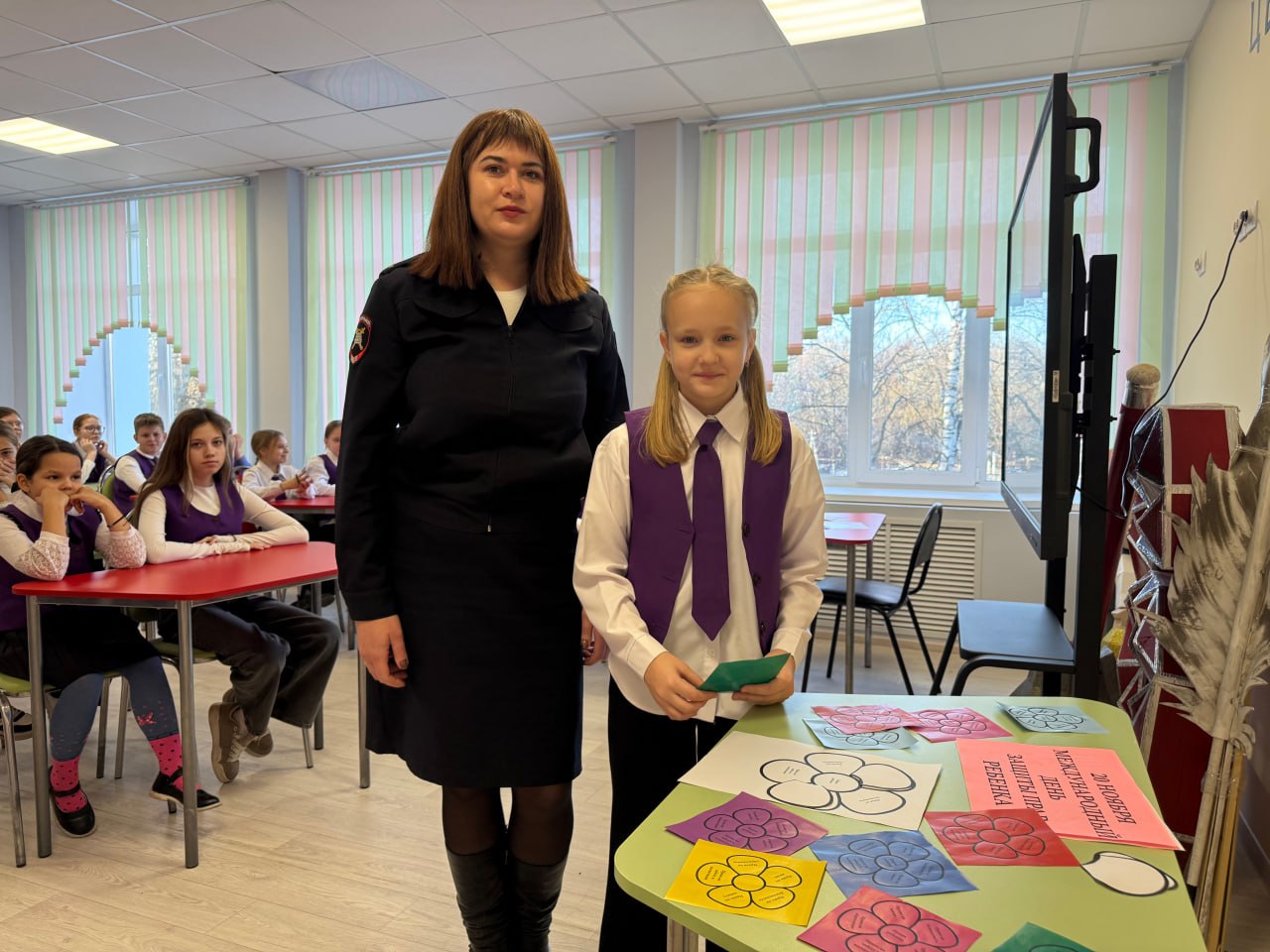 В международный день защиты прав детей (Всемирный день ребёнка) сотрудники Госавтоинспекции Сердобского района, для учеников Школы № 4 г. Сердобска, провели познавательное мероприятие на тему: «Мир детских прав»