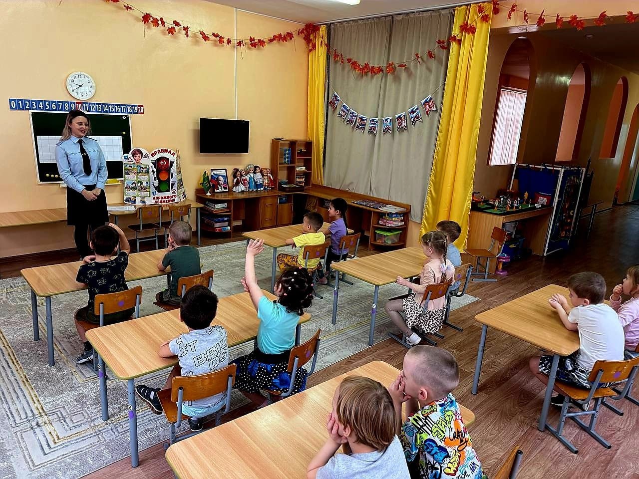 Пензенские автоинспекторы совместно с дошкольниками провели творческое занятие по изготовлению дорожных знаков Пензенские автоинспекторы совместно с дошкольниками провели творческое занятие по изготовлению дорожных знаков