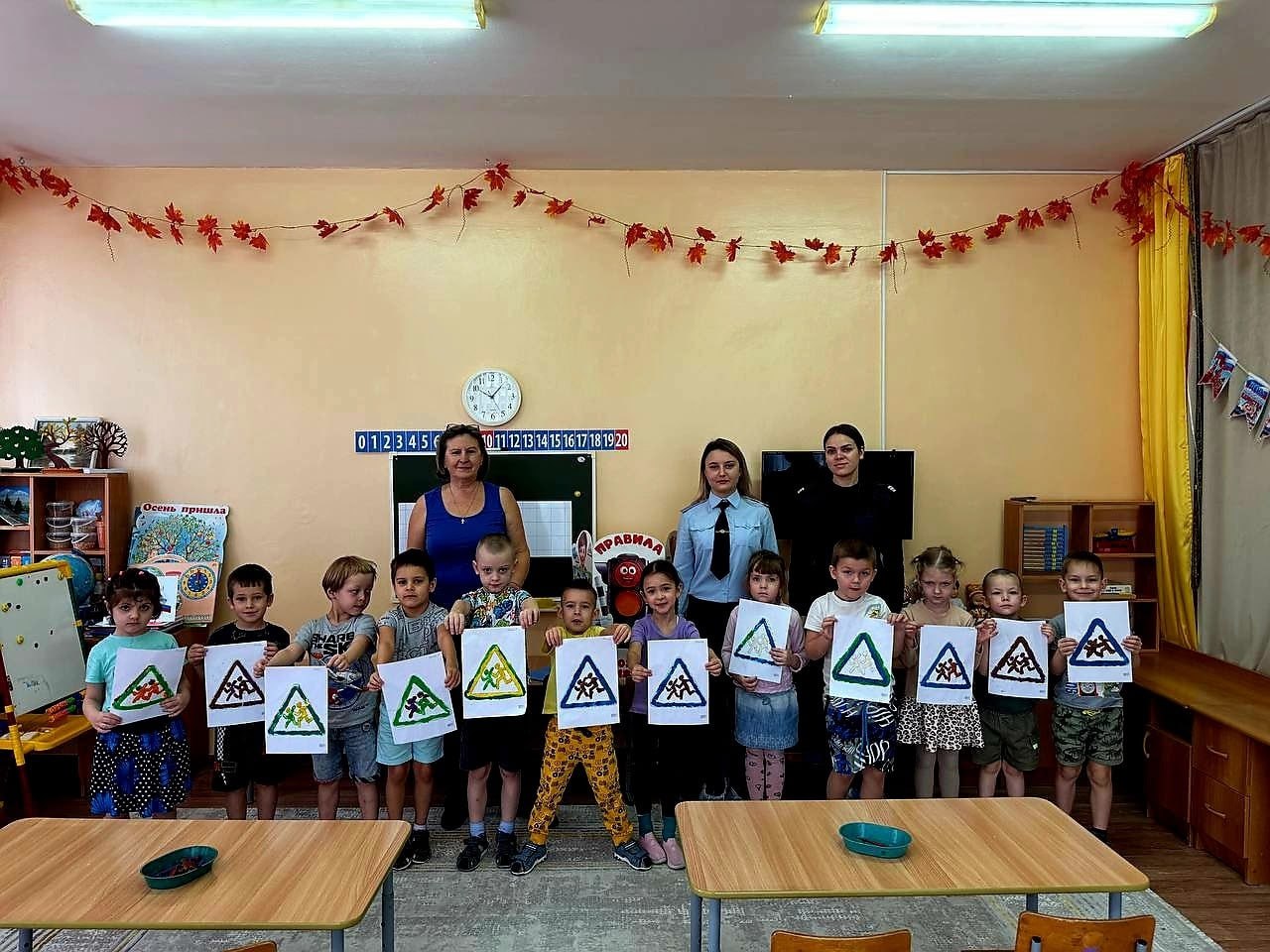 Пензенские автоинспекторы совместно с дошкольниками провели творческое занятие по изготовлению дорожных знаков