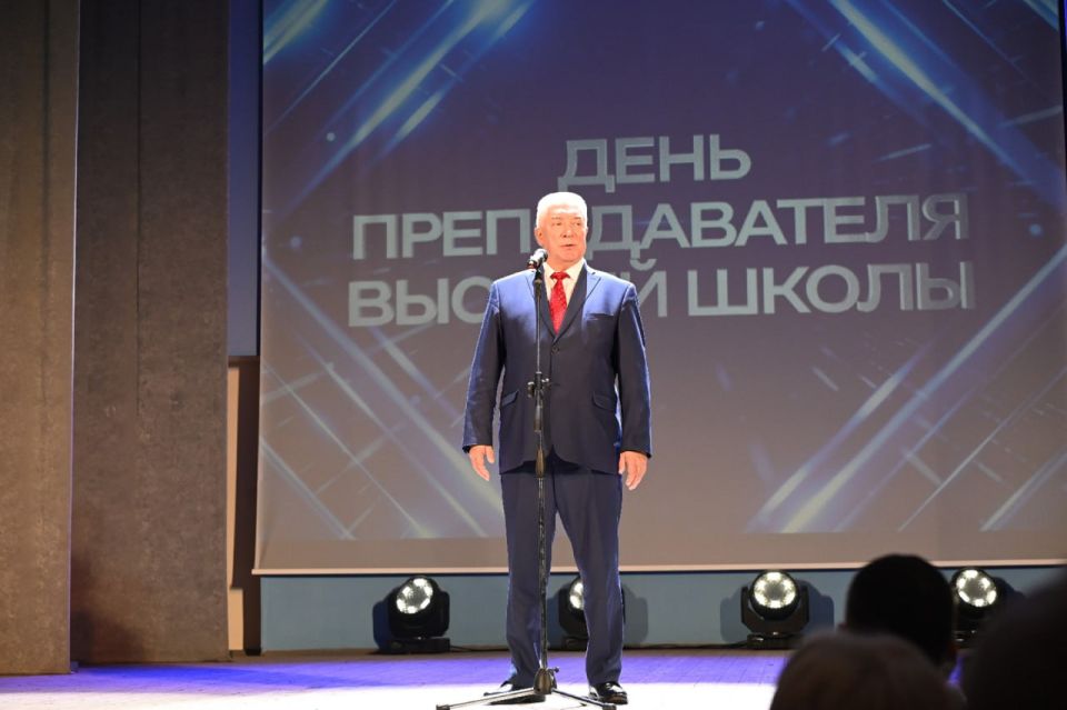 Александр Гуляков поздравил сотрудников ПГУ с Днем преподавателя высшей школы