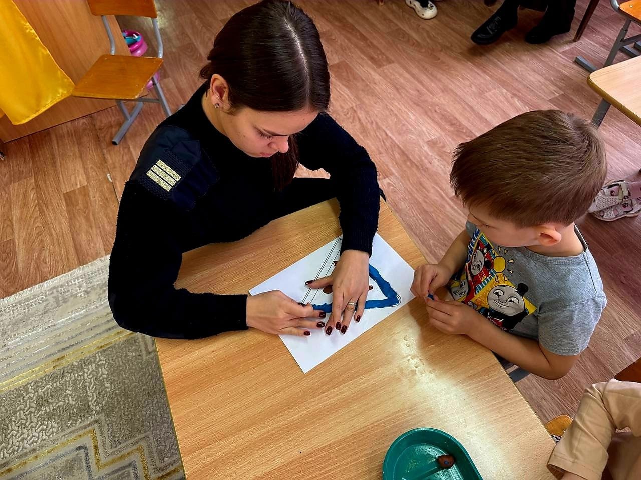 Пензенские автоинспекторы совместно с дошкольниками провели творческое занятие по изготовлению дорожных знаков Пензенские автоинспекторы совместно с дошкольниками провели творческое занятие по изготовлению дорожных знаков