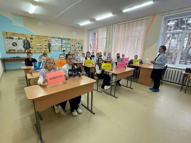 Сотрудники Госавтоинспекции Башмаковского района провели урок безопасности для юных участников дорожного движения Сотрудники Госавтоинспекции Башмаковского района провели урок безопасности для юных участников дорожного движения