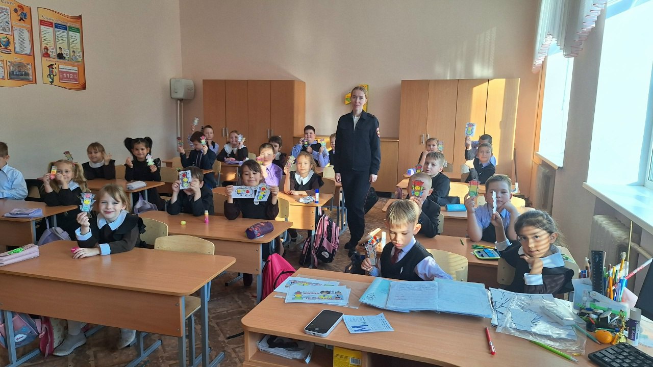 Сотрудники Госавтоинспекции Каменского района провели творческий мастер-класс для школьников Сотрудники Госавтоинспекции Каменского района провели творческий мастер-класс для школьников