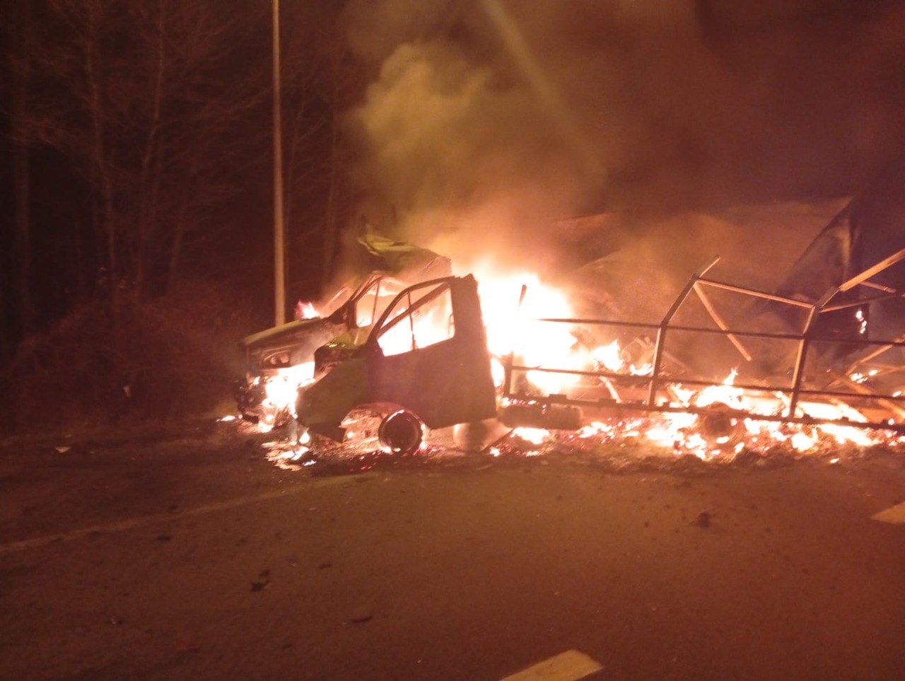 В ДТП на трассе М-5 в Городищенском районе, где сгорели две «Газели», погибли 2 человека, сообщили в Пензенском пожарно-спасательном центре В ДТП на трассе М-5 в Городищенском районе, где сгорели две «Газели», погибли 2 человека, сообщили в Пензенском пожарно-спасательном центре