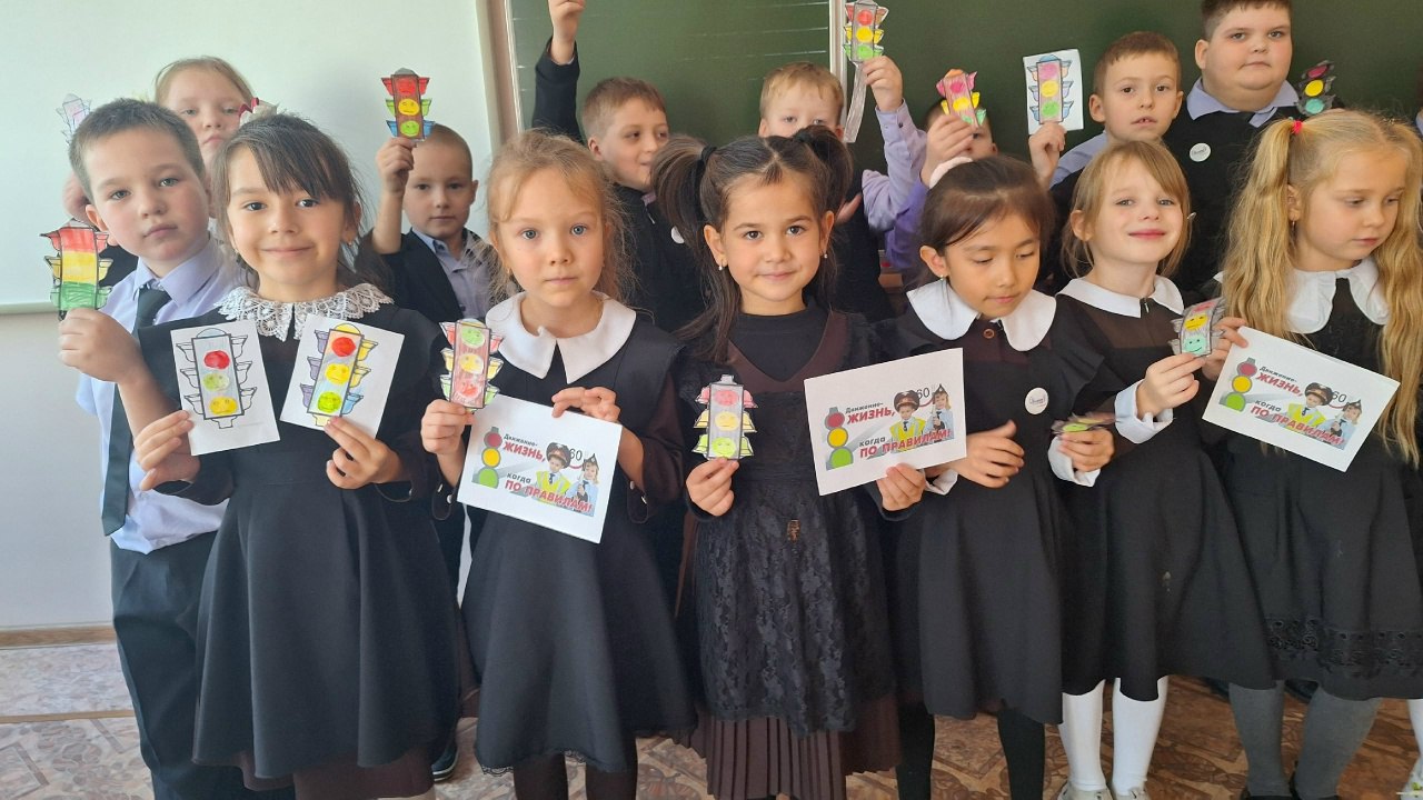 Сотрудники Госавтоинспекции Каменского района провели творческий мастер-класс для школьников Сотрудники Госавтоинспекции Каменского района провели творческий мастер-класс для школьников