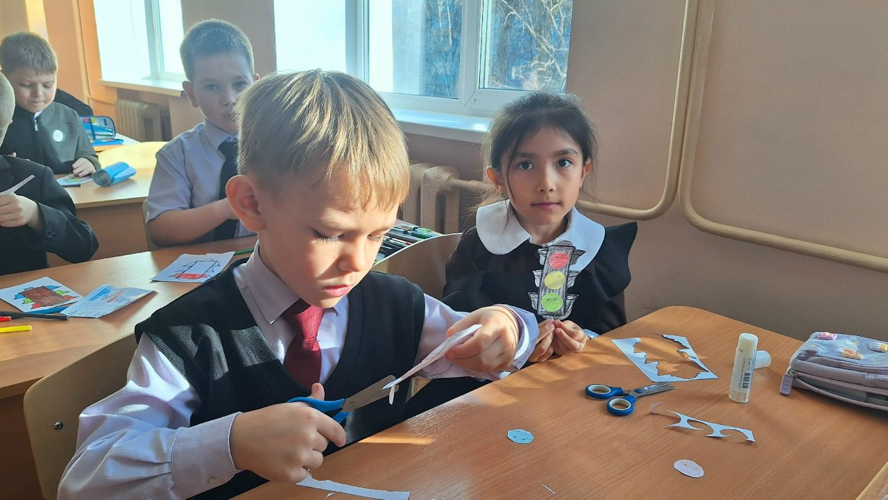 Сотрудники Госавтоинспекции Каменского района провели творческий мастер-класс для школьников Сотрудники Госавтоинспекции Каменского района провели творческий мастер-класс для школьников