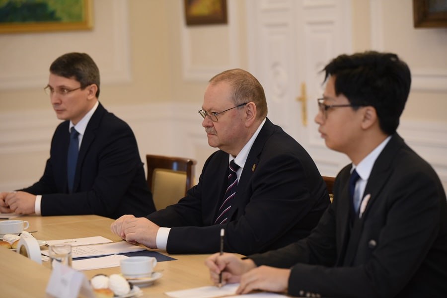 В Пензе состоялась рабочая встреча губернатора Пензенской области Олега Мельниченко и генерального консула Китайской Народной Республики в городе Казани Сяна Бо В Пензе состоялась рабочая встреча губернатора Пензенской области Олега Мельниченко и генерального консула Китайской Народной Республики в городе Казани Сяна Бо