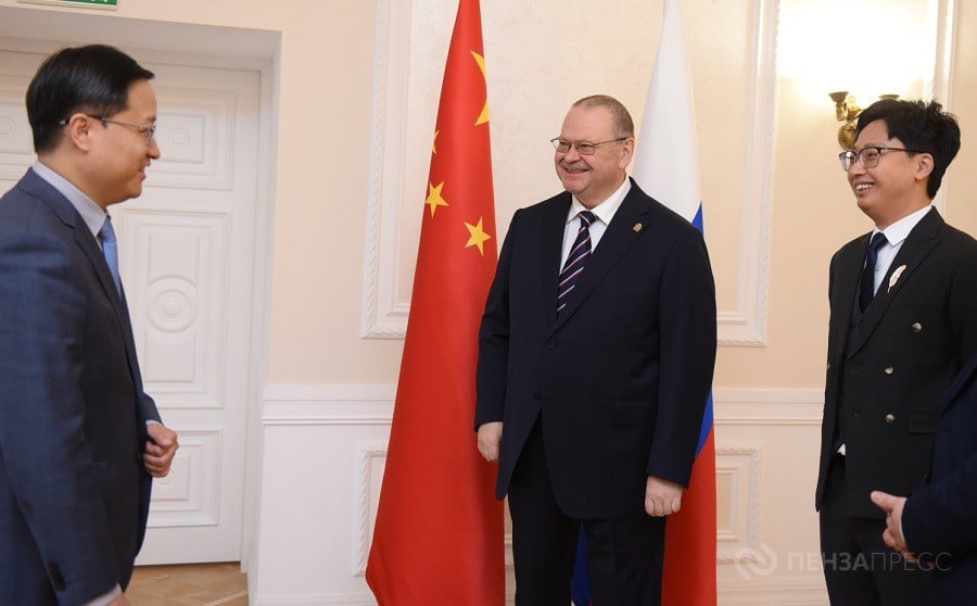 В Пензе состоялась рабочая встреча губернатора Пензенской области Олега Мельниченко и генерального консула Китайской Народной Республики в городе Казани Сяна Бо
