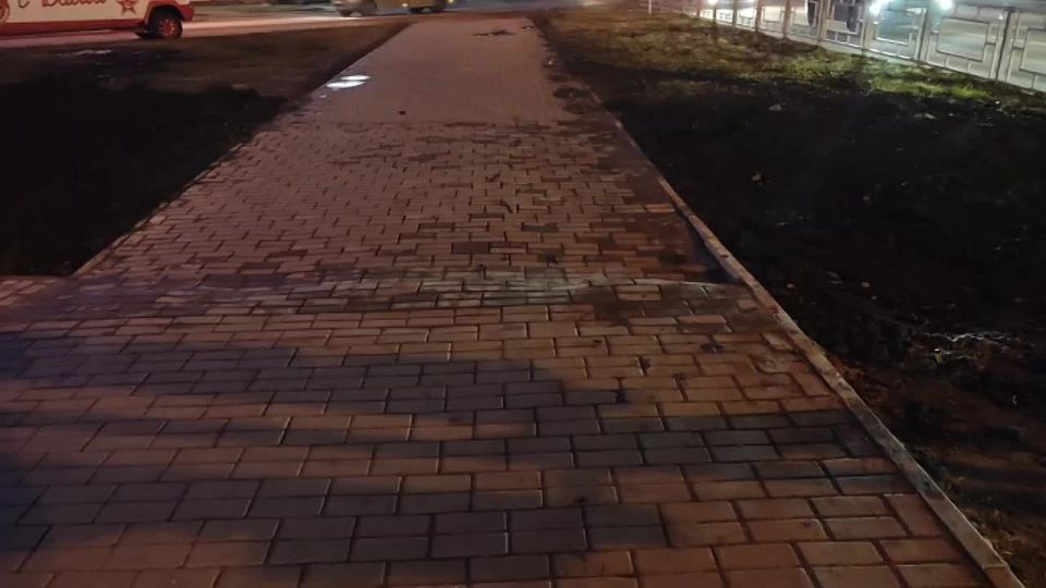Плитка на тротуаре напротив памятника героям блокадного Ленинграда (на пересечении улиц Мира и Ленинградской) так и лежит волнами, написала жительница Пензы в рубрику «Глас народа» на PenzaInform.ru