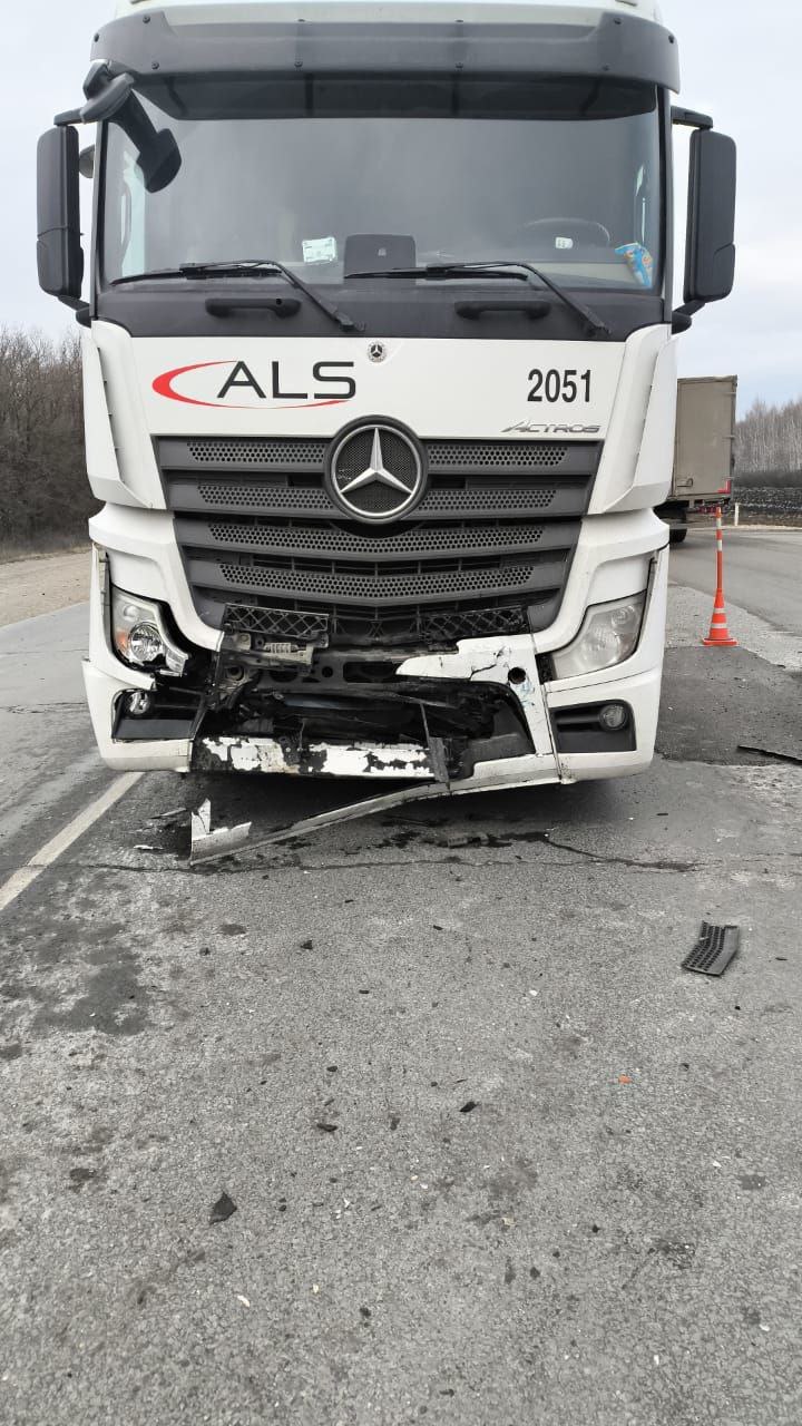 Два большегруза и одна легковушка столкнулись на дороге Нижний Новгород — Саратов сегодня днем, около 11:05 Два большегруза и одна легковушка столкнулись на дороге Нижний Новгород — Саратов сегодня днем, около 11:05