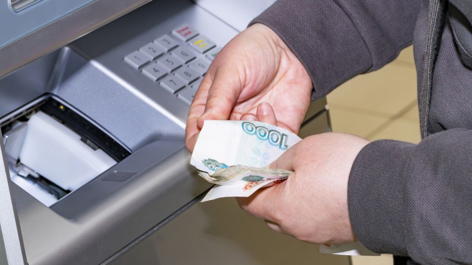 Как избежать переплат при снятии наличных: секреты работы с банкоматами
