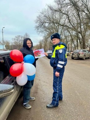 В Лопатинском районе сотрудники Госавтоинспекции вручили открытки женщинам-водителям и поздравили с наступающим праздником «Днем Матери»