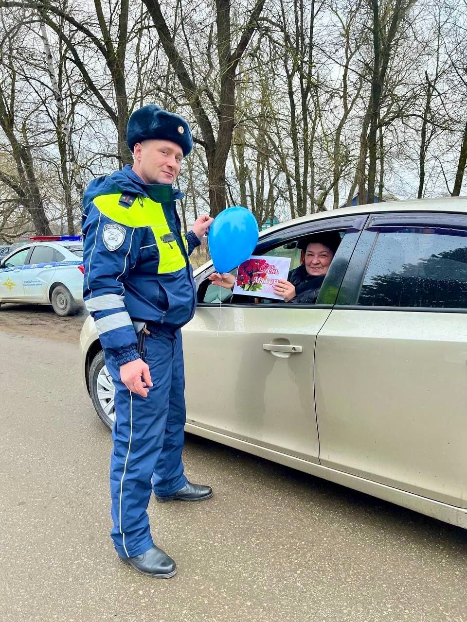 В Лопатинском районе сотрудники Госавтоинспекции вручили открытки женщинам-водителям и поздравили с наступающим праздником «Днем Матери» В Лопатинском районе сотрудники Госавтоинспекции вручили открытки женщинам-водителям и поздравили с наступающим праздником «Днем Матери»